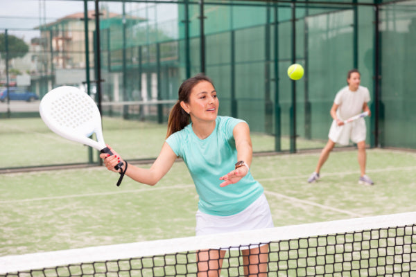 How do you choose who plays on the left side or right side of the padel court?